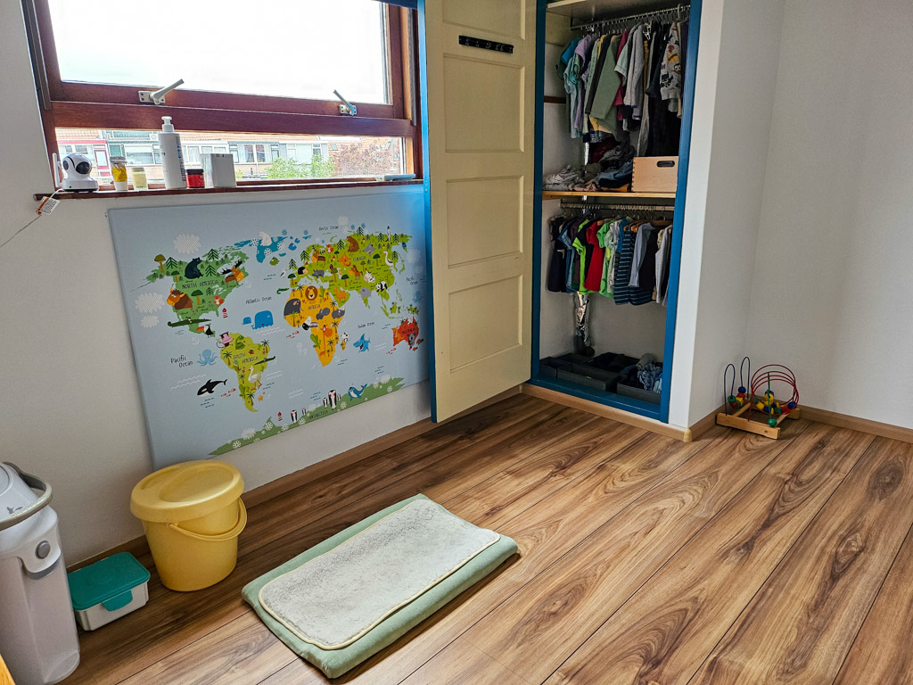 Montessori stijl babykamer en kledingkast