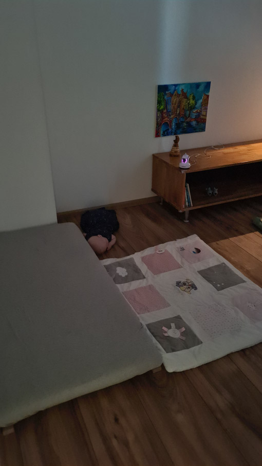 Baby montessori vloerbed rolt uit bed