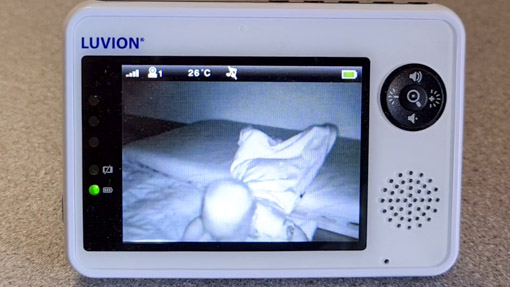 Baby montessori vloerbed uit bed kruipen