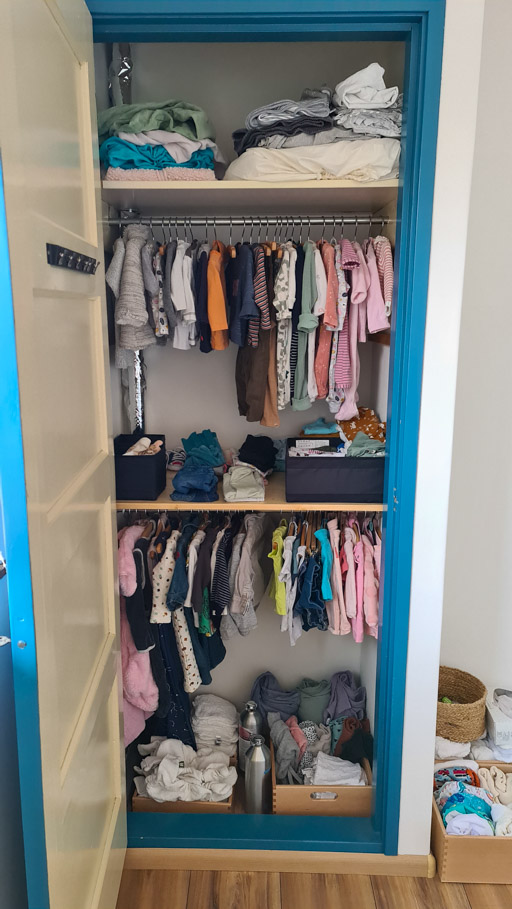 Babykamer Montessori stijl met vloerbed - kledingkast