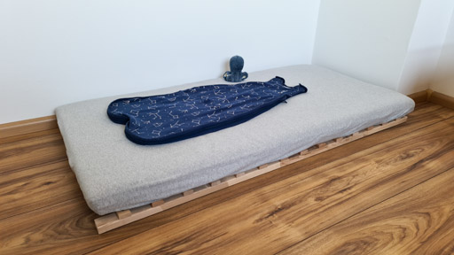 Babykamer Montessori stijl met vloerbed - vloerbed met slaapzak