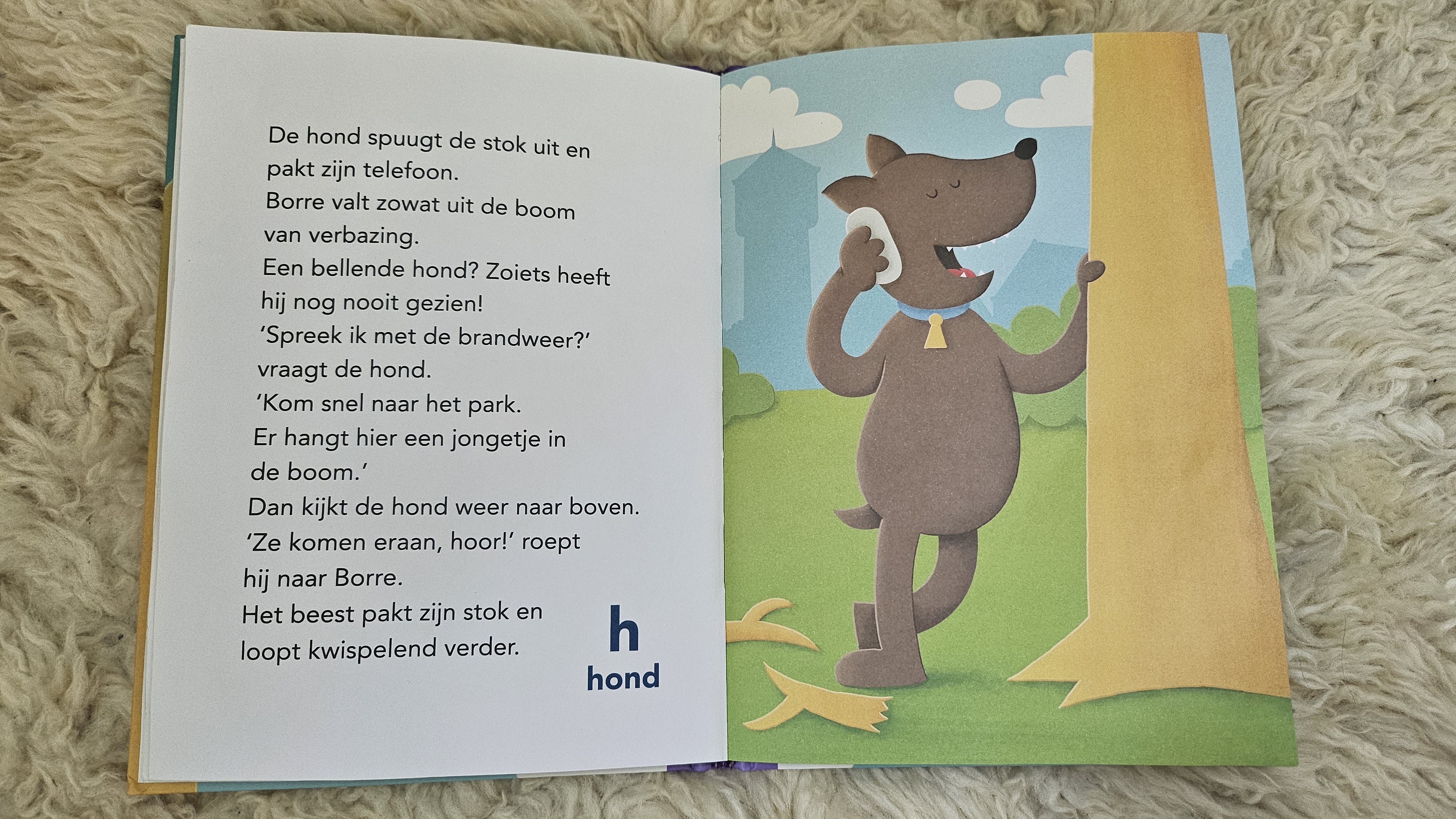 Pagina uit Borre redt een poesje — de hond pakt een telefoon