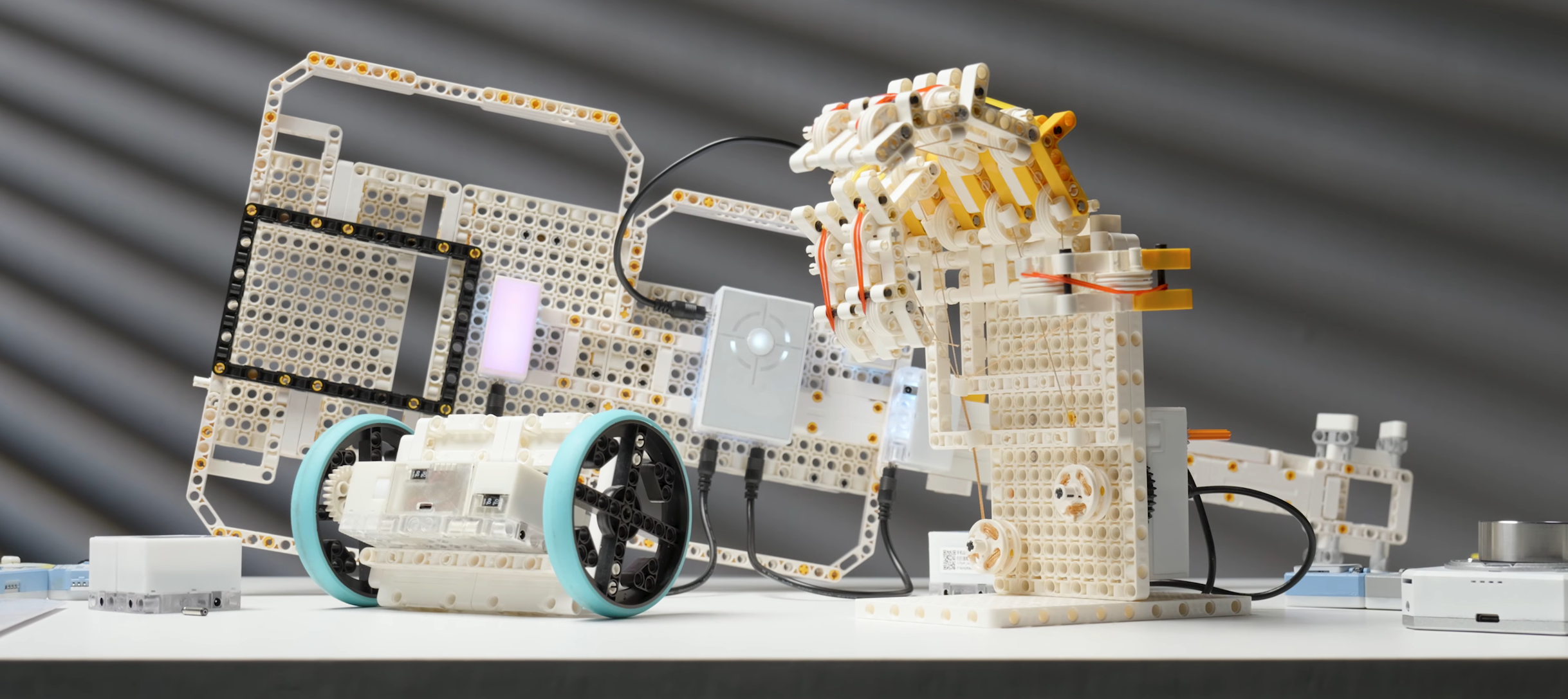 CodeeBot-project: bouwwerk met LEGO-steentjes en magnetische code-blokken