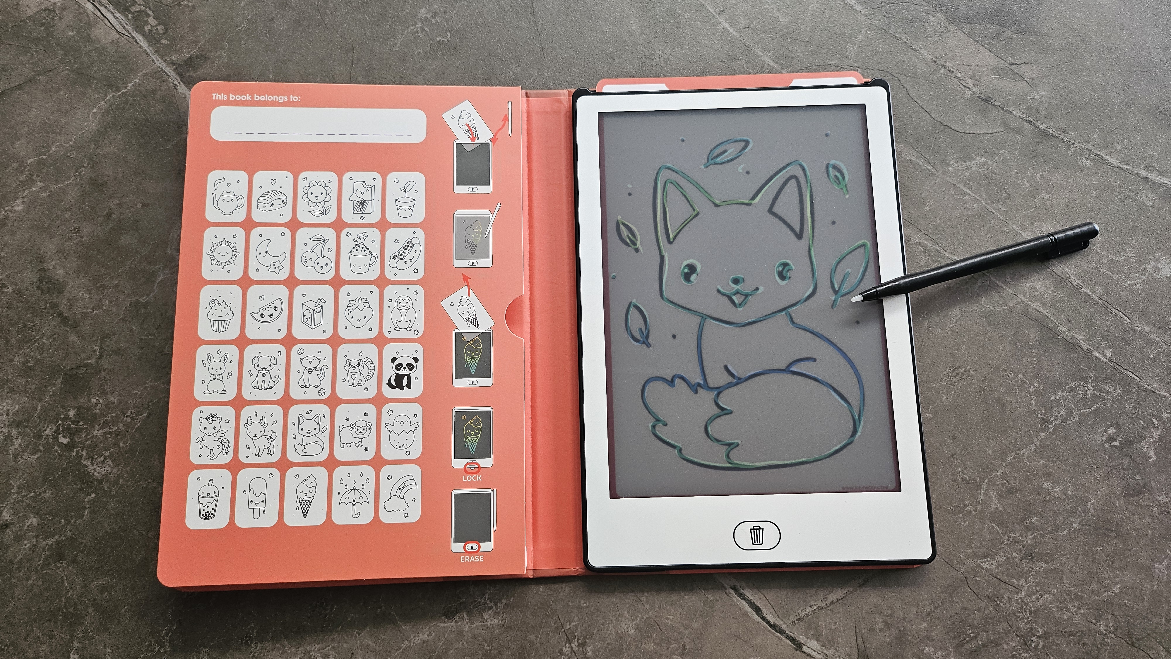 Open KidyDraw Mini met het overzicht van de Kawaii-tekeningen links en een nagetrokken vosje op het lichtscherm