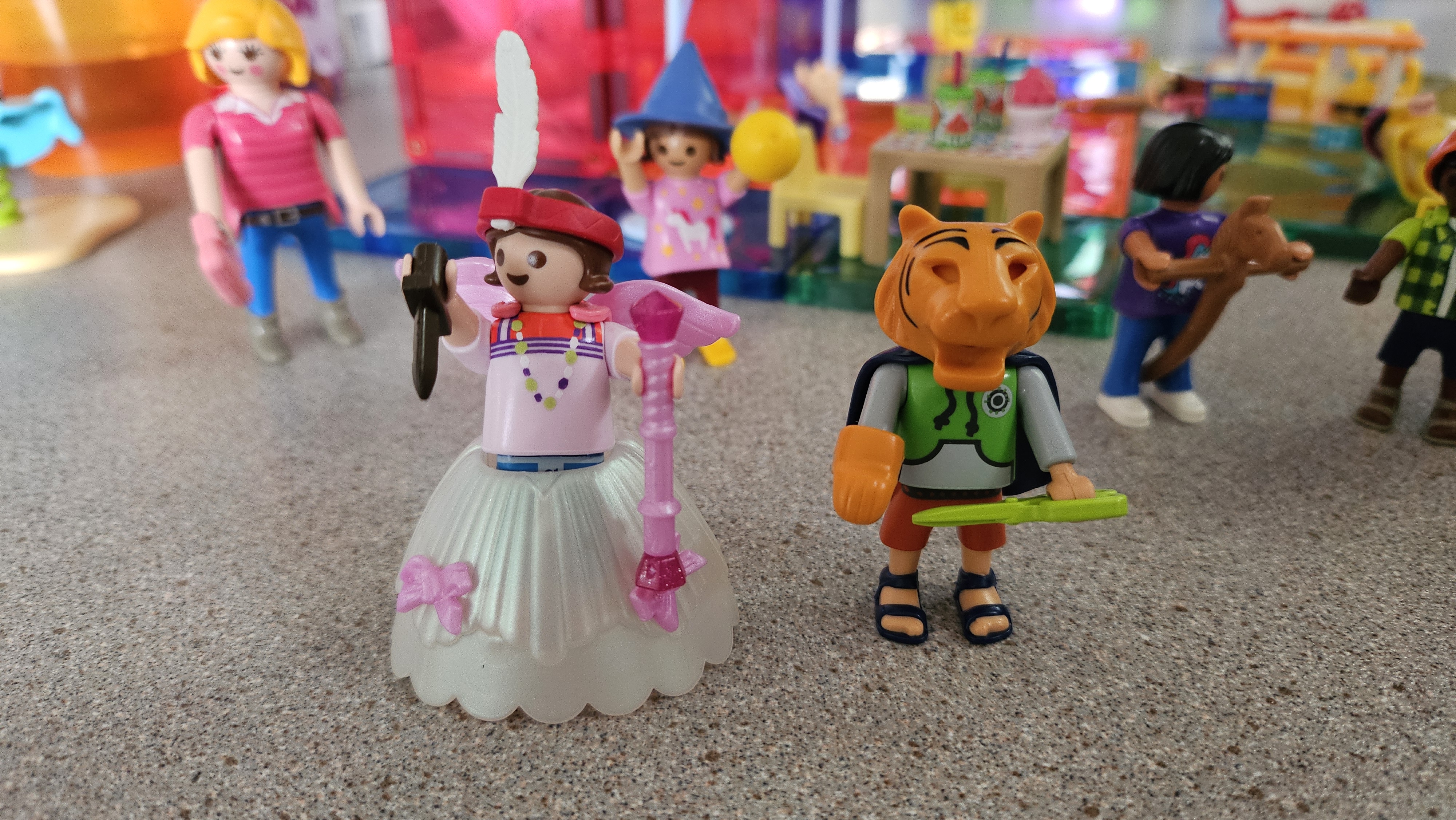 Playmobil-poppetjes als verhalen-prop op tafel
