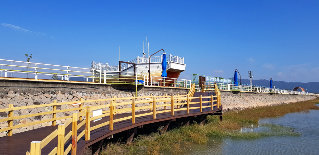 Pedestrian overpass boat at Gangjin Bay Eco Park in South Korea