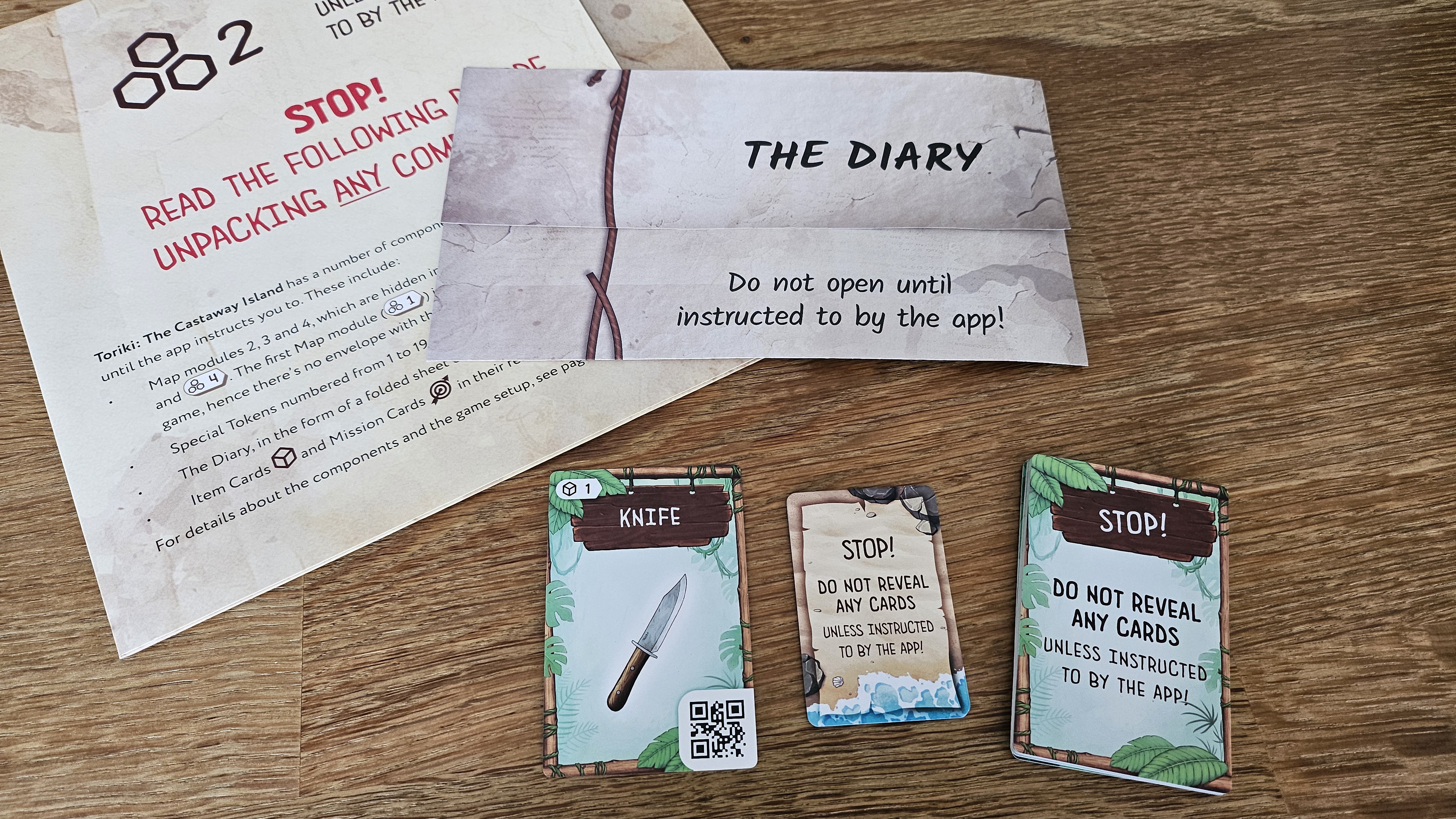 Startkaarten van Toriki met QR-code, een gesloten envelop en kaarten die je pas omdraait als de app het zegt