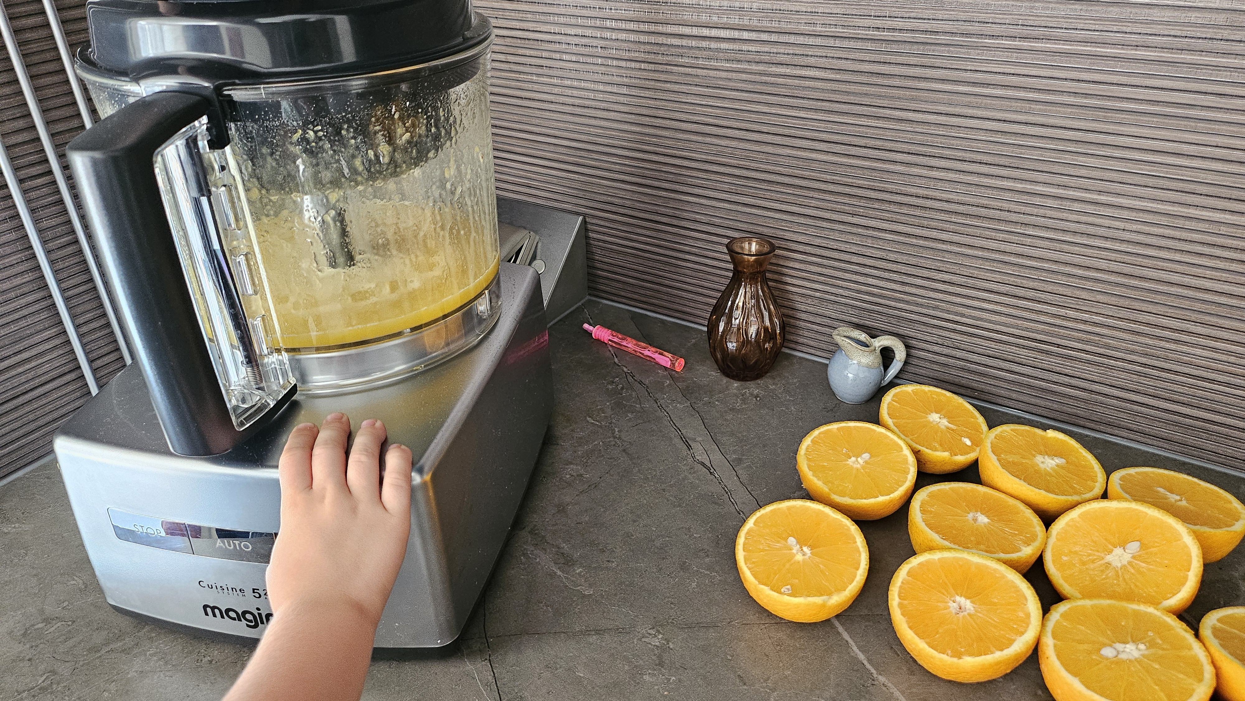 Peuter perst sinaasappelsap met de Magimix, zijn vaste weekendtaak